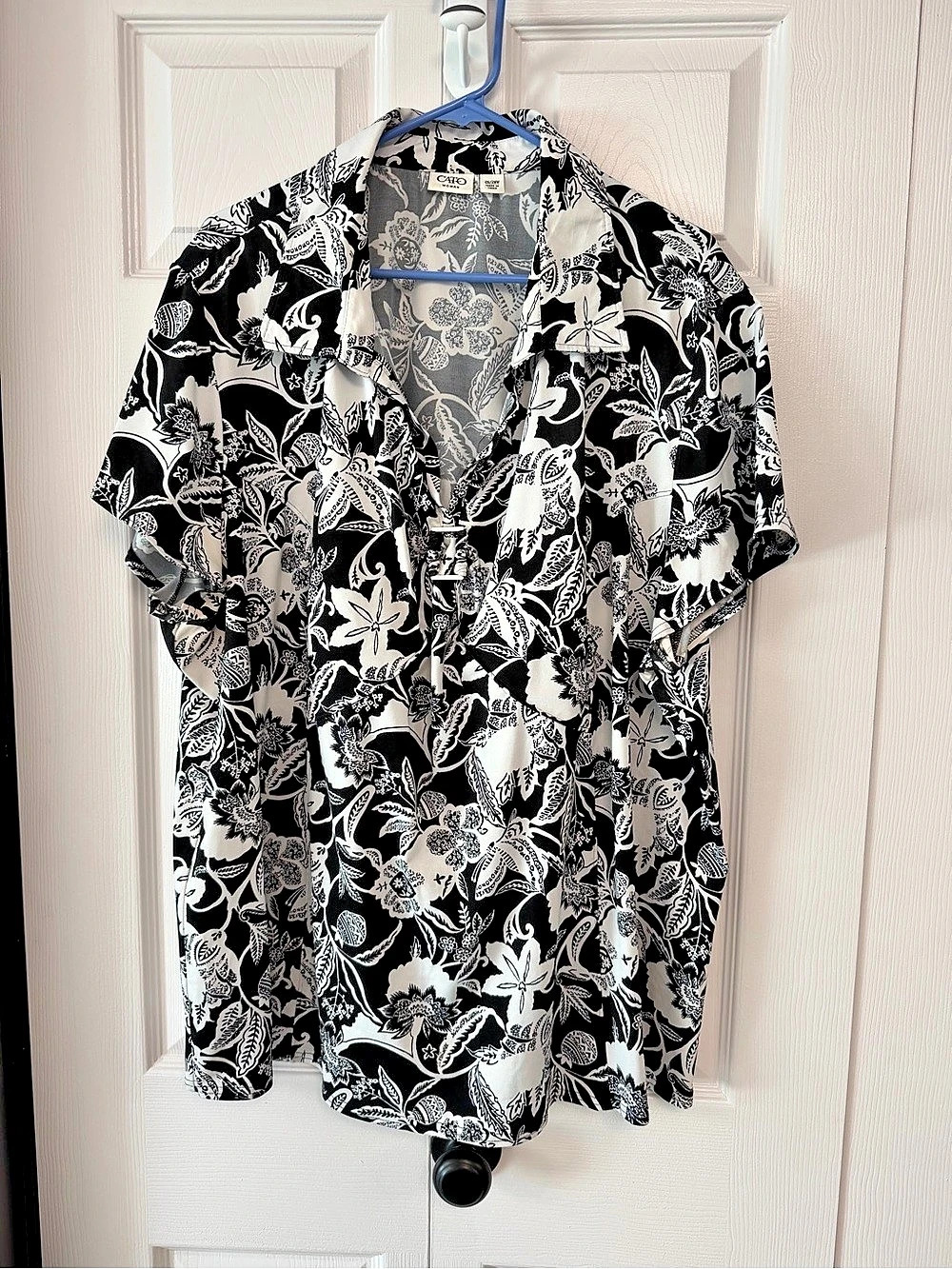 Cato Floral V-neck Blouse in Black & White